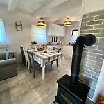 Chalet Jak Tu Ladnie - Rodzinne Domki Nad Jeziorem Z Atrakcjami I Domowa Kuchnia I Mazury Mikolajki (Mragowo)